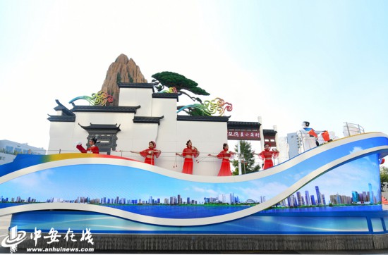 “美好安徽”彩车：展现多姿多彩的徽风皖韵，，，，，，，，奏响争当改革先锋的时代强音
